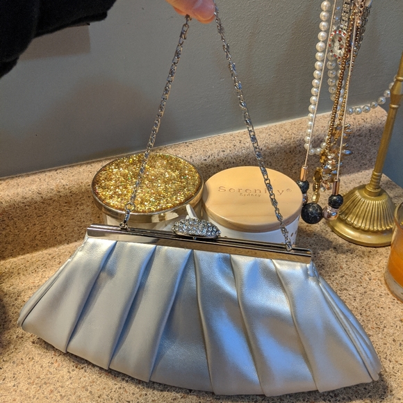 Clutch - Picture 2 of 3